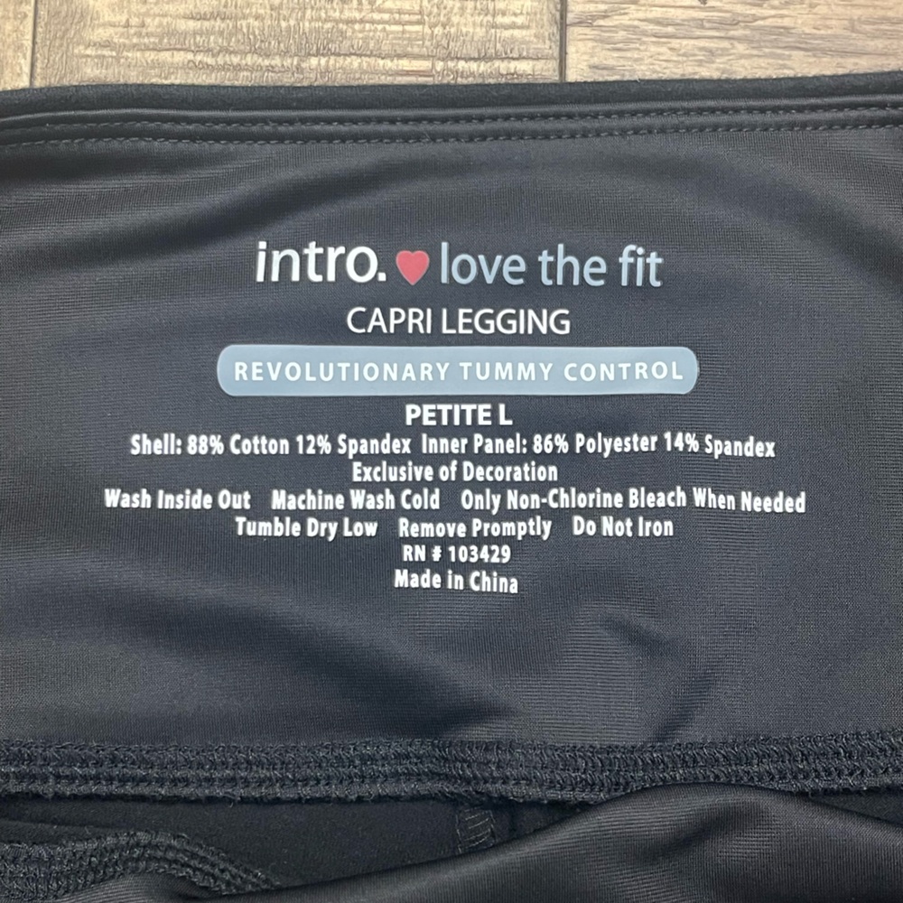 Chic Black Capris With Multicolor Embroidery - image 2